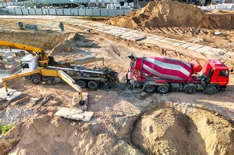 Zdjęcie nowoczesnego samochodu z pompą do betonu na placu budowy