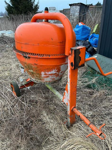 Zdjęcie nowoczesnej, mobilnej betoniarki marki ALTRAD