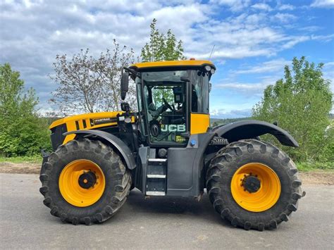 Ilustracja ciągnika JCB Fastrac 4220
