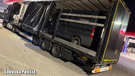 Kierowca przygotowujący ładunek na naczepie niskopodwoziowej
