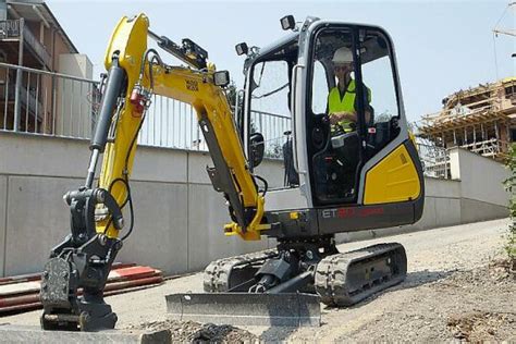 Wacker Neuson ET20 na placu budowy z widocznym rozłożonym podwoziem