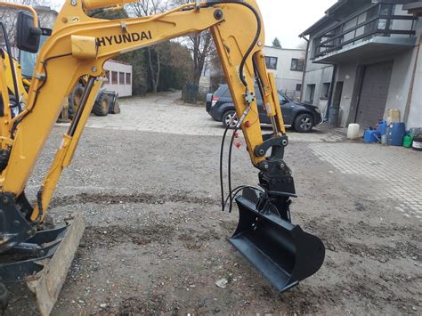 Różnorodny osprzęt do minikoparek Wacker Neuson, w tym łyżki i młoty hydrauliczne