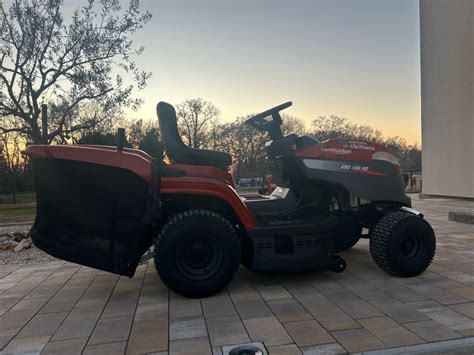 zdjęcie traktorka ogrodowego Castel Garden XDC 150 HD w akcji