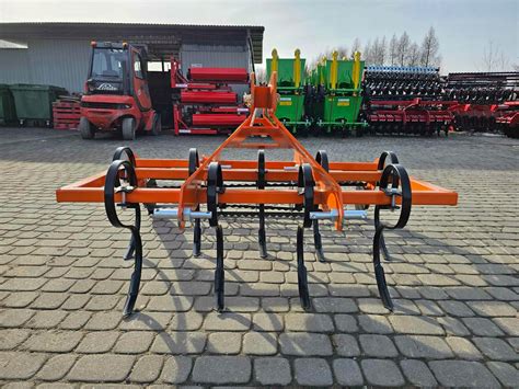 Zdjęcie agregatu uprawowego z widocznym systemem oświetlenia LED