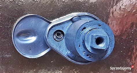 Zbliżenie na mechanizm blokujący korka wlewu paliwa