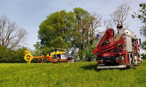 zdjęcie specjalistycznego sprzętu ratunkowego użytego do podniesienia ciągnika