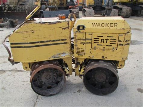 zdjęcie walca okołobiegunowego Wacker Neuson RT 820 podczas prac drogowych