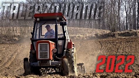 Ursus C-360 w trakcie prac polowych, z widocznym dymieniem z rury wydechowej