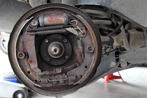 Zbliżenie na szczęki hamulcowe i bęben hamulcowy w celu pokazania mechanizmu działania.