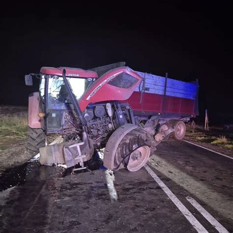 Zniszczony ciągnik rolniczy po zderzeniu z wiaduktem kolejowym