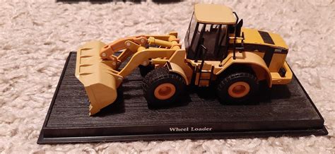 Kolekcja metalowych modeli maszyn budowlanych JCB w różnych skalach