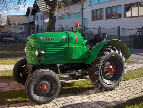 Historyczne zdjęcie ciągnika Steyr Type 180 podczas prac polowych