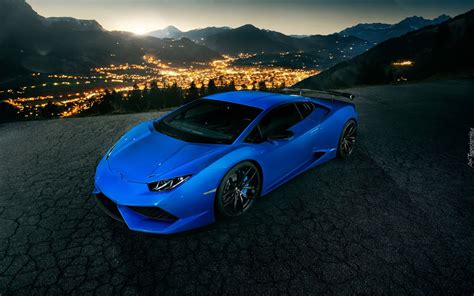 Lamborghini R8 na tle wiejskiego krajobrazu