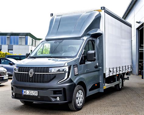 Zdjęcie poglądowe wywrotki Renault Master z podniesioną skrzynią ładunkową