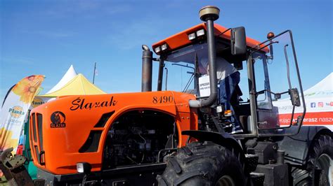 Zdjęcie ciągnika Ślązak 8190 podczas pracy w polu lub na pokazach rolniczych