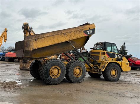 Wozidło przegubowe CAT 730 w akcji