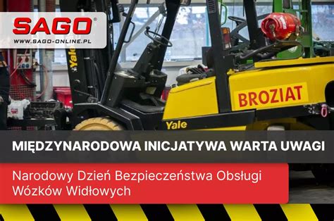 Instruktor objaśniający zasady bezpieczeństwa podczas obsługi wózków widłowych