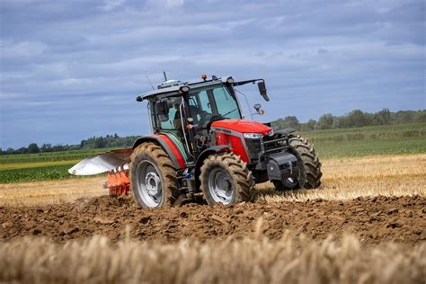 Schemat przedstawiający ewolucję ciągników Massey Ferguson od modeli klasycznych do serii 9S