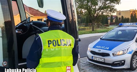 Policjanci kontrolują kierowców ciągników