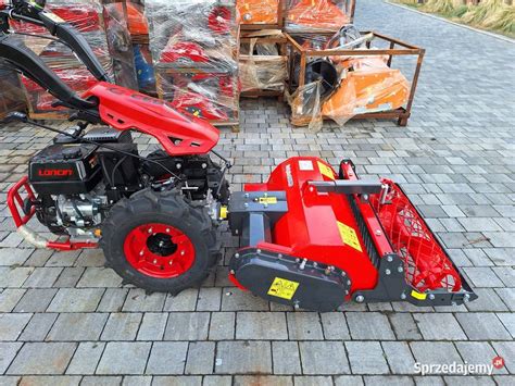 Yanmar ciągnik jednoosiowy na tle pola