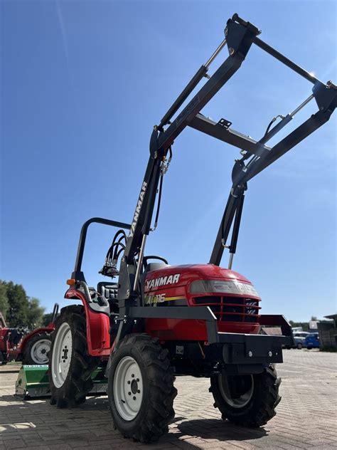 Miniciągnik Yanmar z ładowaczem