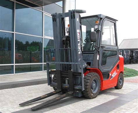 Zbliżenie na widły wózka widłowego z zaznaczonymi śladami użytkowania, ale bez widocznych uszkodzeń