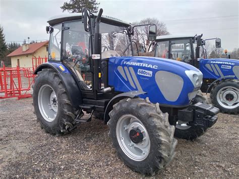 zdjęcie ciągnika Farmtrac 110 KM na polu