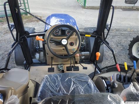 widok wnętrza kabiny ciągnika Farmtrac 110 KM