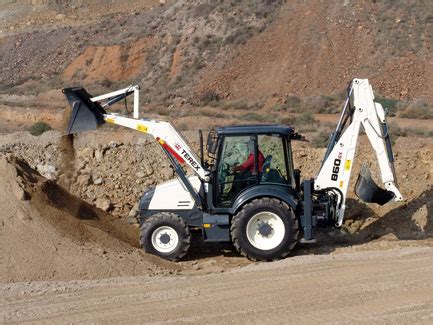 koparkoładowarka Terex 970 Elite w pracy na budowie