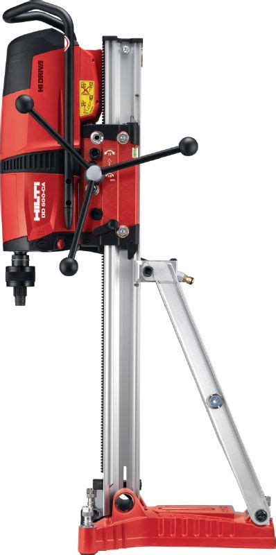 Schemat przedstawiający profesjonalną wiertnicę diamentową Hilti zamontowaną na statywie z zainstalowanym modułem automatycznego posuwu