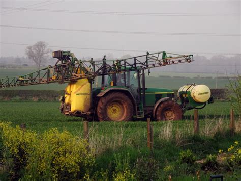 Zdjęcie przedstawiające różne rodzaje opryskiwaczy rolniczych