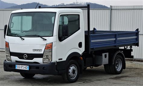 Zdjęcie przedstawiające model Nissan Cabstar w zabudowie typu wywrotka z podniesioną skrzynią ładunkową