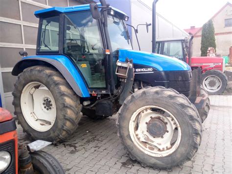zdjęcie ciągnika New Holland TS100 w trakcie pracy polowej