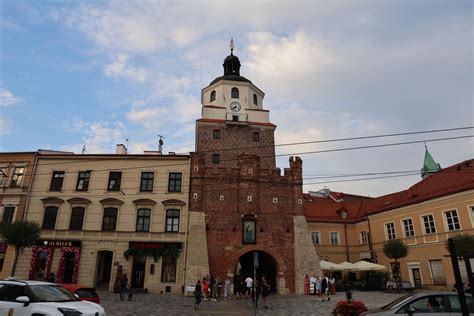 Fotografia ekspozycji muzealnej w Bramie Krakowskiej, prezentująca artefakty z różnych okresów historii miasta.