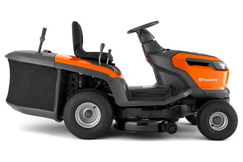 zdjęcie traktorka ogrodowego Husqvarna TC 112 w akcji