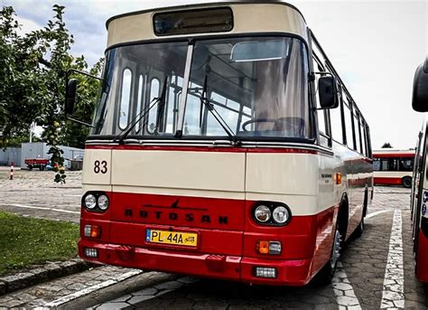 Zdjęcie przedstawiające przyczepę rolniczą Autosan z lat 80. w trakcie pracy