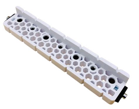 Schemat pokazujący koparko-ładowarkę z zamontowanym osprzętem do wiercenia otworów pod słupy.