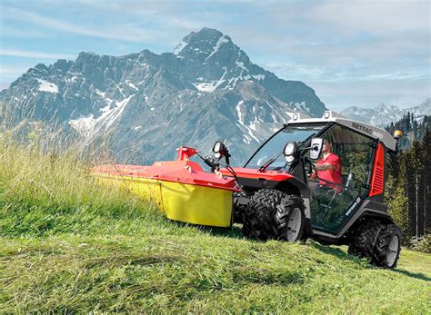 zdjęcie przedstawiające górski krajobraz z pracującym ciągnikiem Reform Metrac