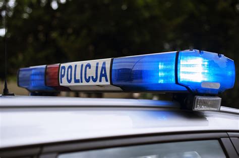 zdjęcie zmiażdżonego samochodu osobowego po zderzeniu z betoniarką