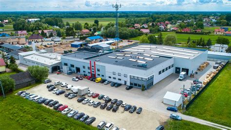 Zdjęcie placu firmy TRAK-TOM z widocznymi licznymi traktorkami ogrodowymi