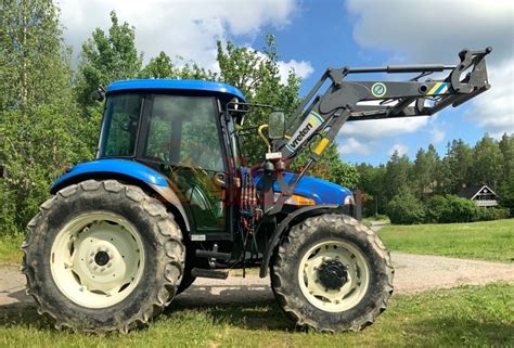 Infografika porównująca wymiary ciągnika New Holland TD80D w wersji 2WD i 4WD