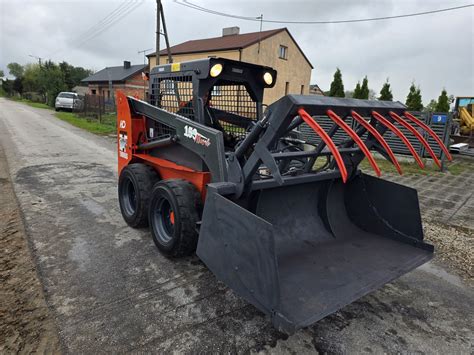 zdjęcie przedstawiające miniładowarkę Bobcat na przyczepce transportowej