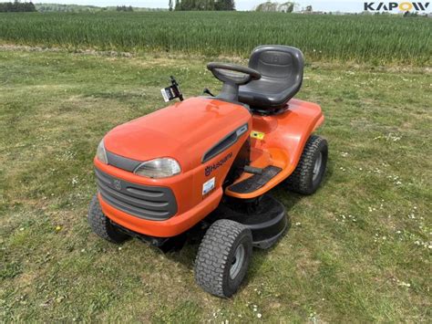 Schemat budowy traktorka kosiarki Husqvarna LTH 151 z zaznaczonymi kluczowymi elementami