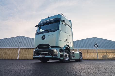 Zdjęcie przedstawiające chińską wersję Mercedesa Actros ProCabin z powiększonymi osłonami zakabinowymi