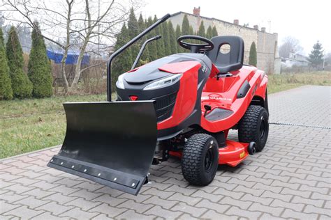 traktor ogrodowy z pługiem do odśnieżania