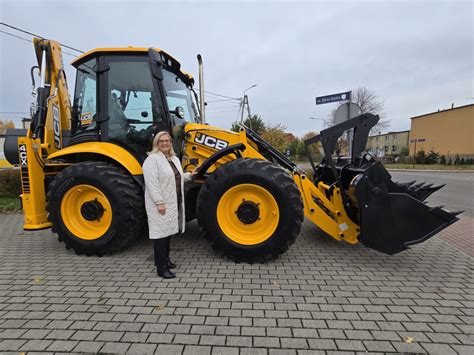 Różnorodne osprzęty podłączone do koparko-ładowarki JCB 4CX PRO