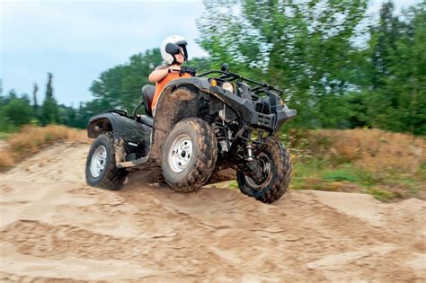 Zbliżenie na deskę rozdzielczą quada Romet T3 500i 4x4, ukazujące czytelność wskaźników