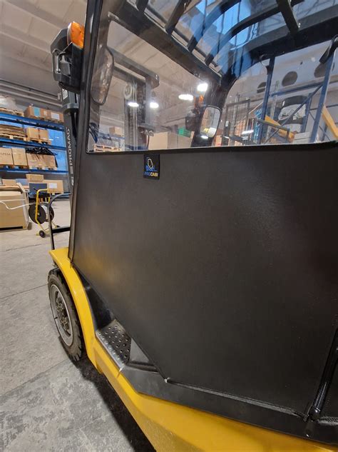 wnętrze kabiny wózka widłowego Komatsu z naciskiem na ergonomię