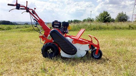 schemat porównujący szerokość koszenia i moc silnika traktorków