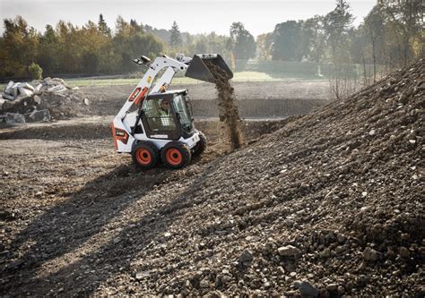 zdjęcie miniładowarki Bobcat S450 w akcji
